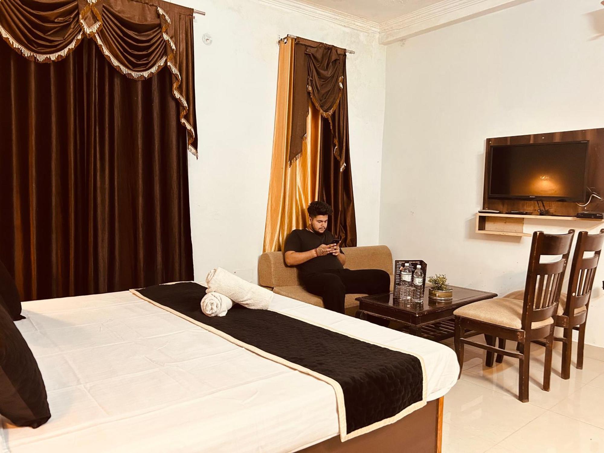The For You Hotel & Restaurant Rishīkesh Exterior foto